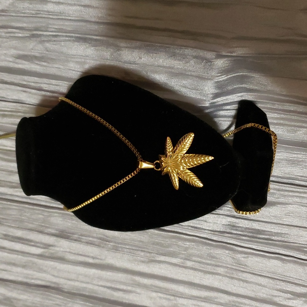 New Gold Pot Leaf Pendant on 24" Chain Necklace